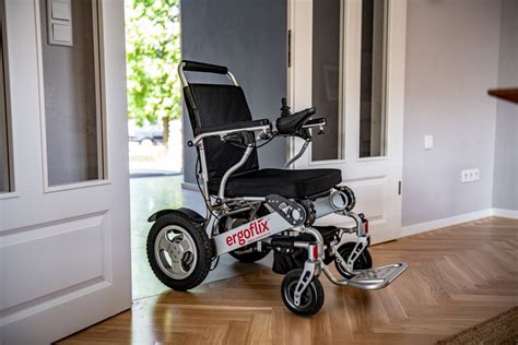 Chaise roulante personne agée  Chaise roulante électrique comme neuve 1900$ (payée 4200$) Laval
